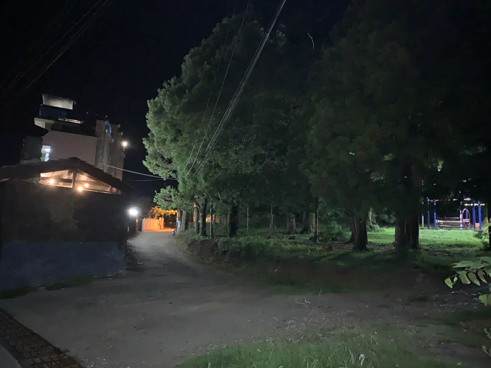 ეზო ღამით